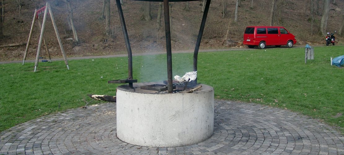Grillstelle mit Dach und Funkenfang