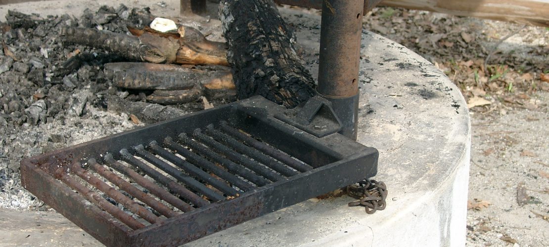 Grillstelle mit Dach und Funkenfang